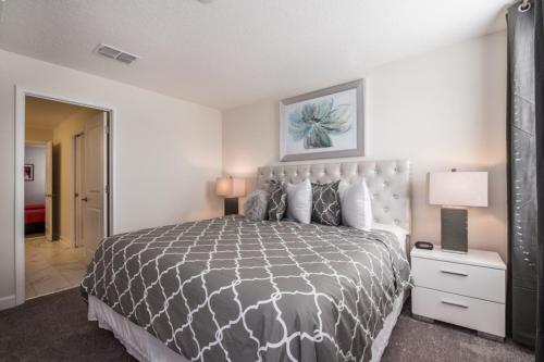 Entertain in your own movie theate room - 8 Bdm villa - image 4