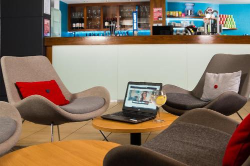 ผับ/เลาจน์, ฮอลิเดย์ อินน์ เอ็กซ์เพรส นิวพอร์ต บาย IHG (Holiday Inn Express Newport By IHG) in นิวพอร์ต