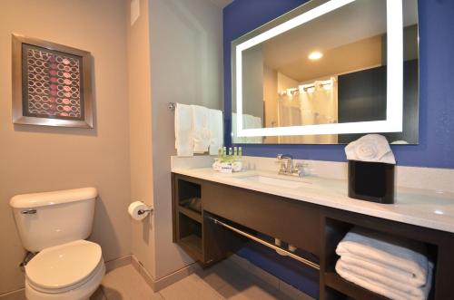 Holiday Inn Express & Suites Oklahoma City Mid - Arpt Area, an IHG Hotel in Oklahoma City, USA