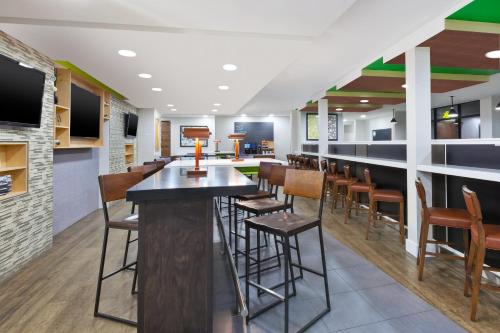 Food and beverages, Holiday Inn Express Winnipeg Airport - Polo Park By IHG in Winnipeg (MB)