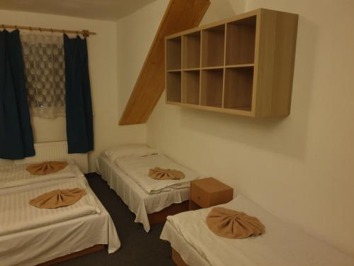 4 twin beds