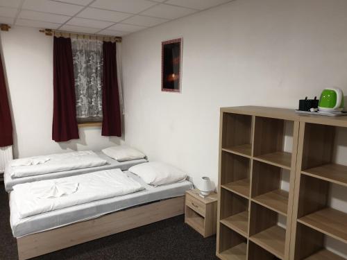 5 twin beds