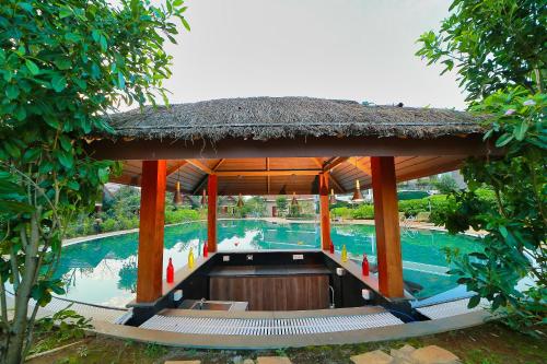 Zwembad, Morickap Resort in Pozhuthana