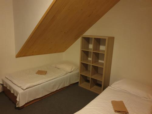 2 twin beds