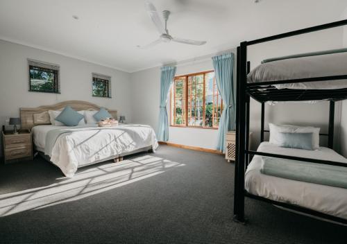 1 queen bed, 2 bunk beds