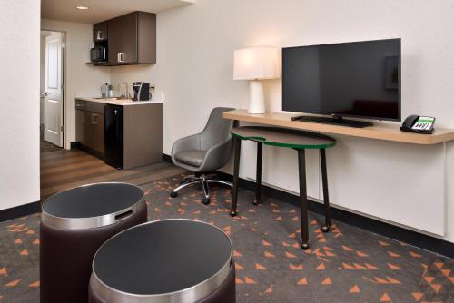 Holiday Inn & Suites Orlando International Drive South an IHG Hotel - main image