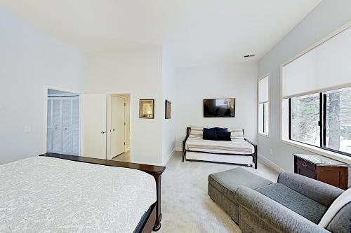 New Listing! Modern Eaglewood Townhome with Hot Tub townhouse - main image