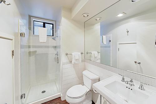 New Listing! Modern Eaglewood Townhome with Hot Tub townhouse - image 4