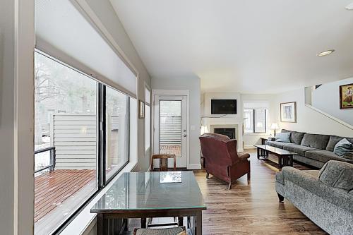 New Listing! Modern Eaglewood Townhome with Hot Tub townhouse - image 8