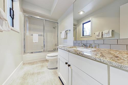 New Listing! Modern Eaglewood Townhome with Hot Tub townhouse - image 9