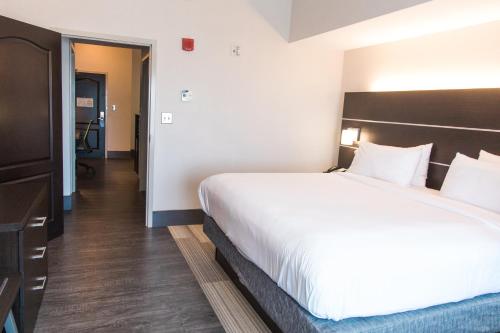 One-Bedroom King Suite
