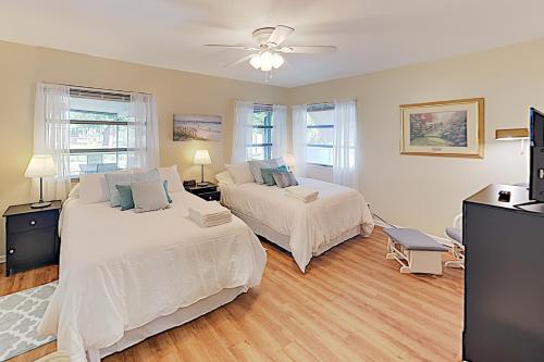 New Listing! Tropical Getaway - 5 Minutes to Beach home - image 6