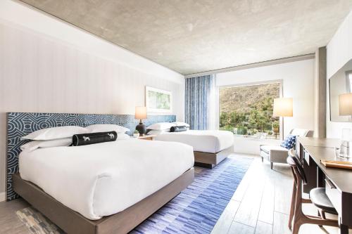 Queen Room with Two Queen Beds and Downtown View image 6
