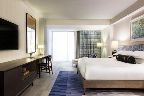 Essential King Room with Mountain View image 4