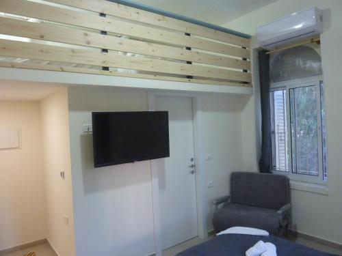 2 double beds, 1 twin bed