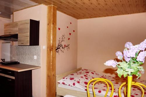 1 queen bed, 2 sofa beds