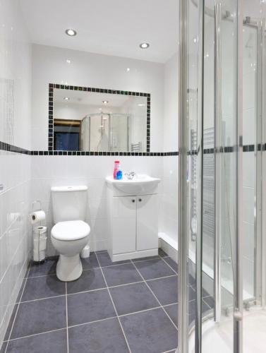 Emporium City Centre Self Catering Apartments Cook as you would at Home - by Victoria Centre Shopping Centre with private outside Patio and Marquee - image 7