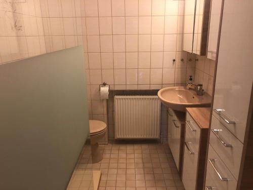 ห้องน้ำ, Ferienwohnung Lindlar in ลินด์ลา