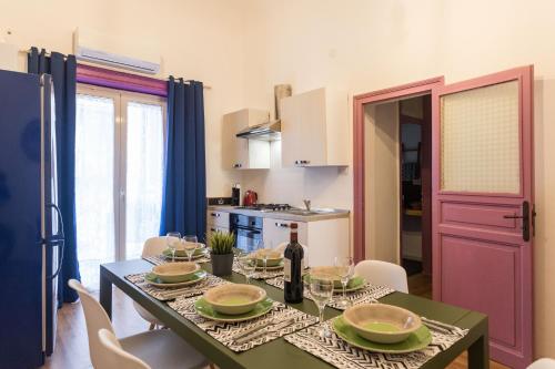 Large apartment near Politeama 2 bathrooms Up to 8 Guests, Palermo (fotografie 7)