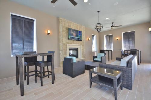 Desirable 5 Bed Town Home - Windsor at Westsde townhouse - image 5