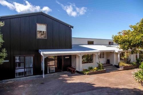 ทางเข้า, Le Chalet Waiheke Apartments in เกาะไวฮิกิ