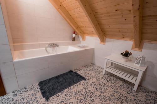 Fürdőszoba, Rodinná roubenka U Tří skřítků (Rodinna roubenka U Tri skritku) in Šanov