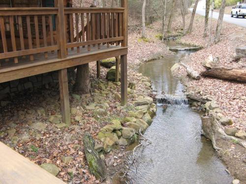 Bear Hugs cabin - main image