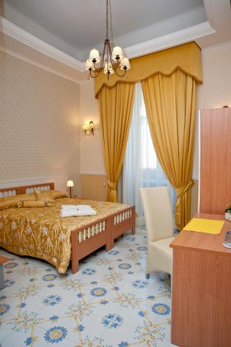 Double Room with City View image 9