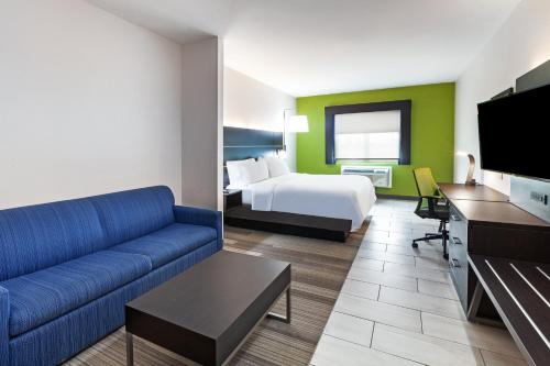 2 queen beds, 1 sofa bed