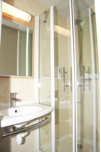 Ванна кімната, B&B HOTEL Vierzon in Vierzon