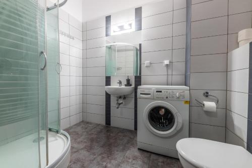 Victus Blue Apartment with Parking and Terrace by Noclegi Renters - image 5