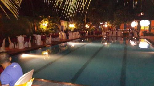 Peldbaseins, Grand Camellia Hotel in Ambalantota