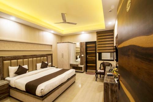Deluxe Double Room image 5