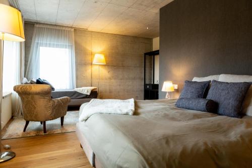 1 king bed, 1 sofa bed