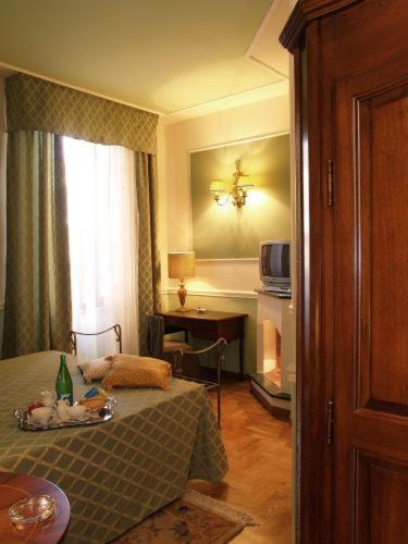 1 queen bed, 2 twin beds