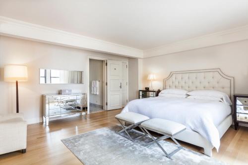 Luxurious Central Park South Two Bedroom Apartment by Lauren Berger Collection - image 7