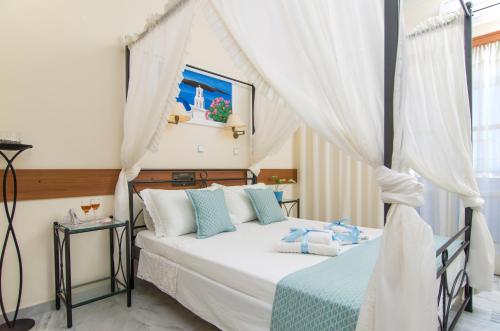 Holiday Beach Resort in Perissa