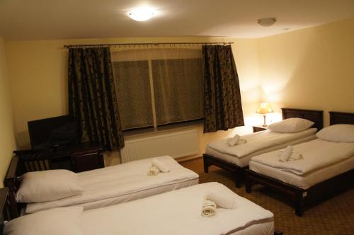 4 twin beds