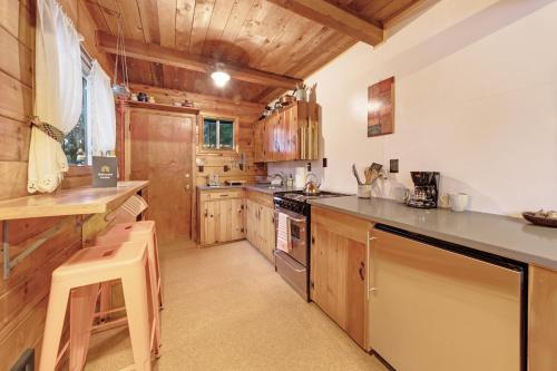 Cozy Cabin in Government Camp - image 2