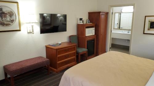 King Room with Roll-In Shower - Mobility Accessible/Non Smoking