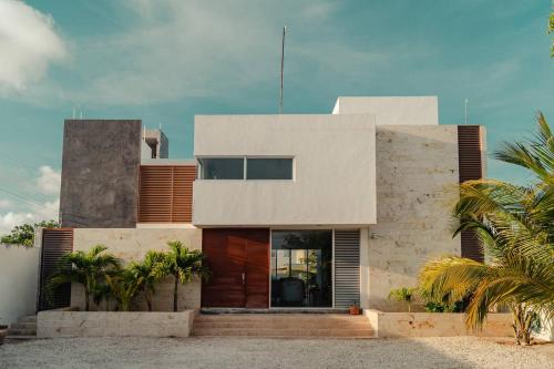 87967 Breathtaking beach Villa, feel the inviting vibe! in Chelem, Mexico