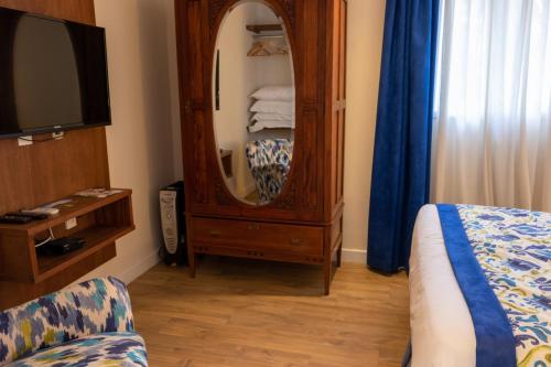 1 queen bed, 2 twin beds