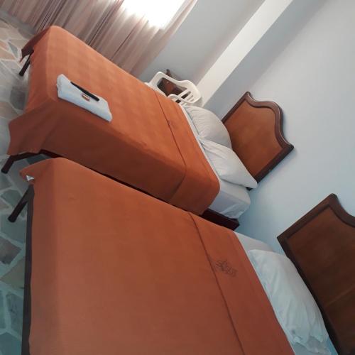 1 double bed, 1 twin bed