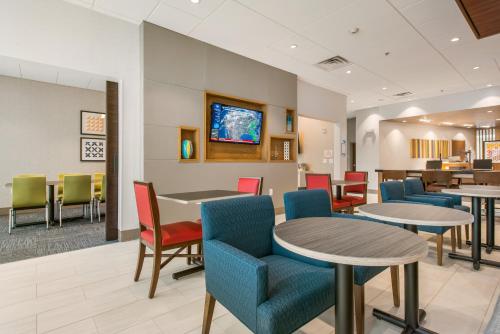 Holiday Inn Express & Suites Carrollton West, An Ihg Hotel
