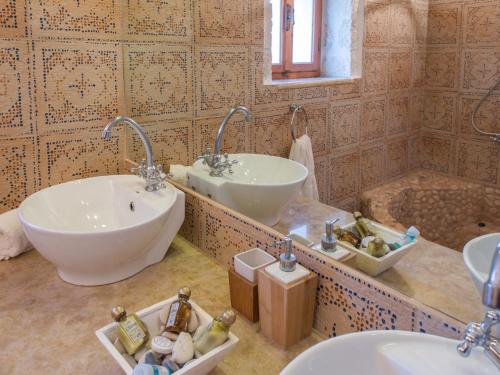  Korithi Villa Sleeps 14 Pool Air Con WiFi in Korithion