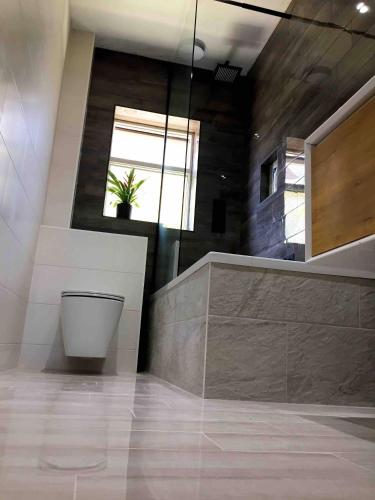 Double Bedroom, Kings Lynn, New Renovated Bathroom 5