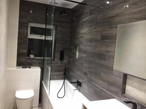 Double Bedroom, Kings Lynn, New Renovated Bathroom 4