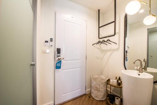 Theme Boutique Hotel Room Type - Deluxe Double Room with Balcony