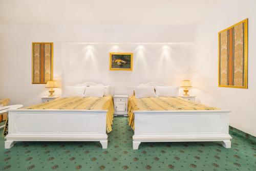 2 double beds
