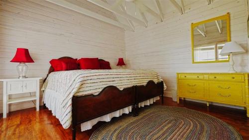 Vibrant Beachfront Galveston House with Ocean Views! - image 8